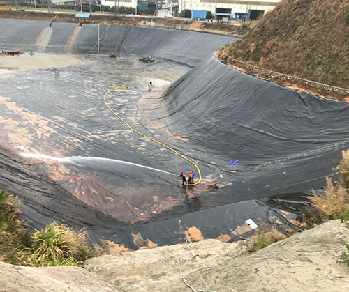 鄂托克前废水池清理