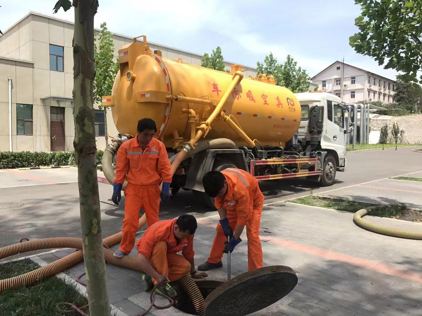 鄂托克前管道疏通车停在窨井附近