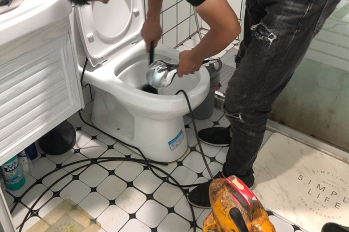 鄂托克前马桶堵塞自己疏通还是找师傅?专业上门服务让你省时更省心